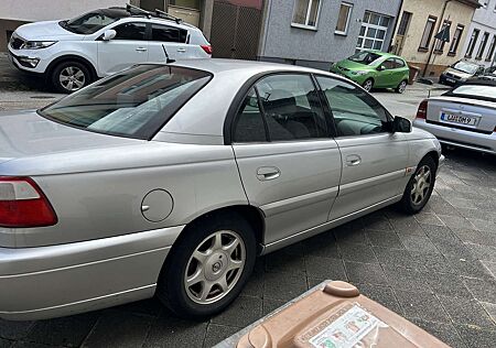 Opel Omega Caravan 2.2 Edition 2000