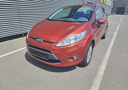 Ford Fiesta 1.3i Titanium KLIMAAUTOMATIK+ALUFELGEN Allwetter
