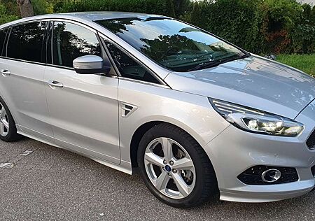 Ford S-Max Titanium / LED / NAVI / LEDER