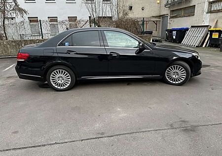 Mercedes-Benz E 250 Auto Sehr Sauber Farbe Schwarz Metallic