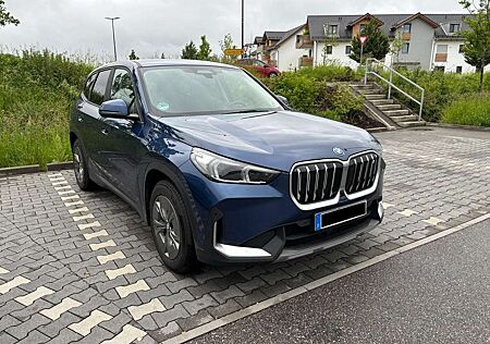 BMW iX1 : Blauer xDrive30 mit nahezu Vollausstattung!