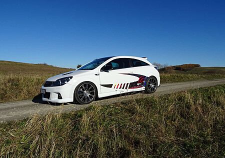 Opel Astra OPC Race Camp