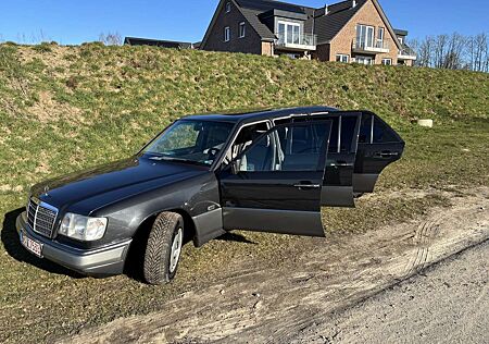Mercedes-Benz E 260 original langverion nur 1006 Fahrzeuge als benzine