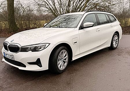 BMW 320 e xDrive PHEV, LED, AHK, Leder, Allrad