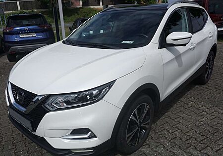 Nissan Qashqai 1.3 DIG-T N-CONNECTA AHK FSH PANO SHZ