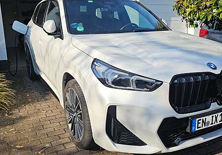 BMW iX1 xDrive30 M Sportpaket, HUD, AHK, Wärmepumpe, 20"Individual Felgen, perlmuttweiß metallic