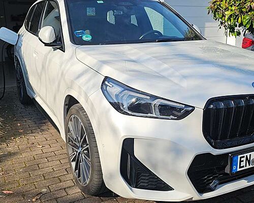 BMW iX1 iX1 xDrive30 M Sportpaket, HUD, AHK, Wärmepumpe, 20"Individual Felgen, perlmuttweiß metallic