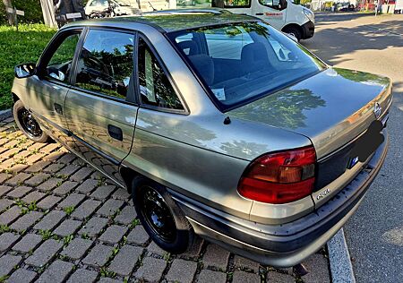 Opel Astra 16V CDX 1HAND ORGINALE KILOMETER