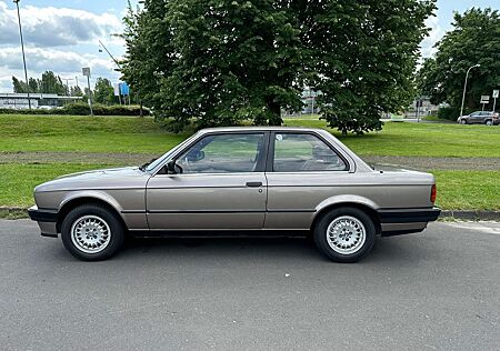 BMW 316 318i (M10)