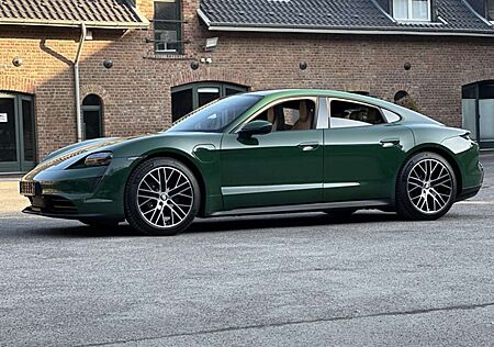 Porsche Taycan Basis BRITISHRACINGGREEN/BEIGE*