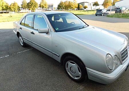 Mercedes-Benz E 230 E-Klasse Classic 1Hand Automatik Klimaanlage AHK