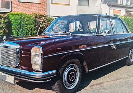 Mercedes-Benz W 114/115 Strich-Acht 220d Limousine