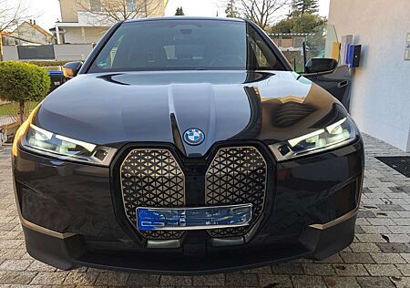 BMW iX xDrive40 Laserlicht Panorama Head-Up AHK, Brillanteffektmet.
