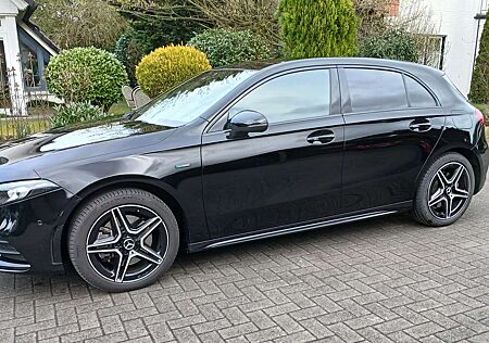 Mercedes-Benz A 250 A250e AMG+MBUX+Night+LED+AHK+Pan+Kam