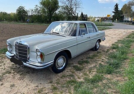 Oldtimer Mercedes Benz 250S / W108