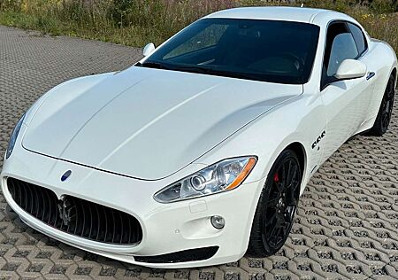 Maserati GranTurismo 4.2 V8 Automatik - LEDER - NAVI -20"