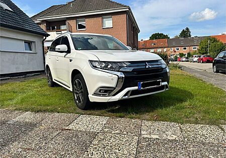 Mitsubishi Outlander 2.4 4WD Plug-In Hybrid Top