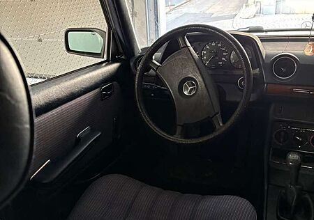 Mercedes-Benz 200 Oldtimer - In Sehr Gutem Zustand H- Zulassung