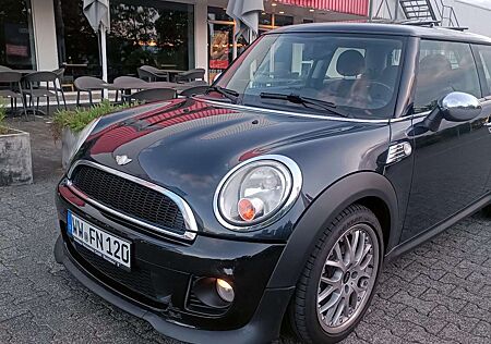 Mini Cooper Chilli in Astroblack Metallic