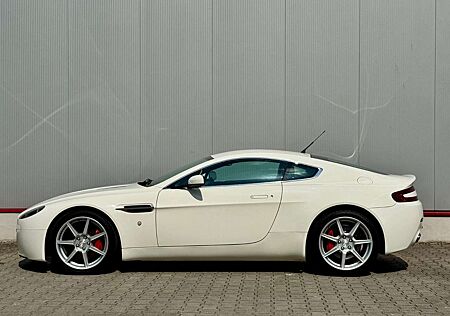 Aston Martin V8 Vantage V8 4.3l 6-Speed manual.