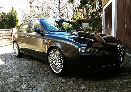 Alfa Romeo 147 TÜV/Bremsen/Inspektion/Zahnriemen etc. neu