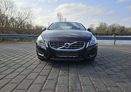 Volvo S60 Momentum D4 Klimaaut* Tüv* PDC* Navi*