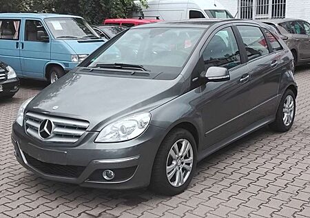 Mercedes-Benz B 180 B -Klasse . Neuer Tüv