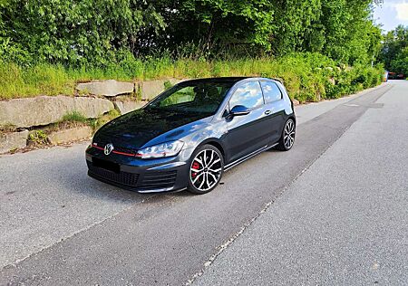 VW Golf GTI Volkswagen Performance BlueMotion Technology DSG