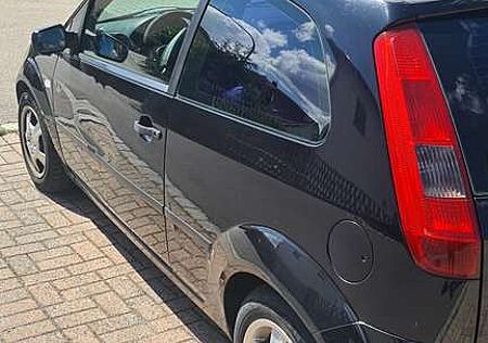 Ford Fiesta das Auto läuft gut, es hat keinen TÜV