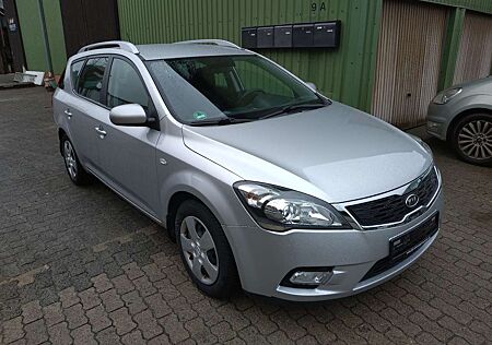 Kia Cee'd Ceed / 1,6 Kombi, AHK, Klima, TÜV/AU ohne Mängel neu!