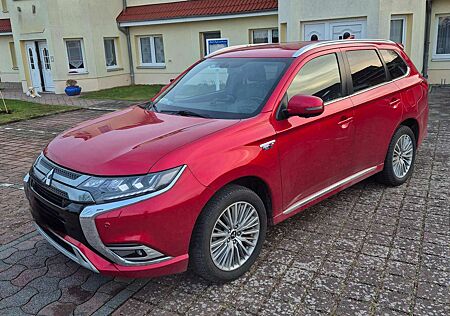 Mitsubishi Outlander Plug-In Hybrid 2.4 4WD Plug-In Hybrid Top