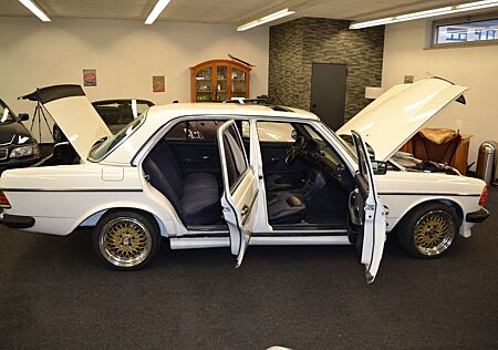 Mercedes-Benz 200 V8 5.0 (W123)