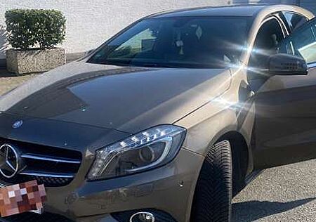 Mercedes-Benz A 180 (BlueEFFICIENCY) 7G-DCT