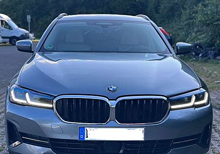 BMW 520 xD /Pano/Massagesitz/Laser/Carplay/Headup/Stndhzg/