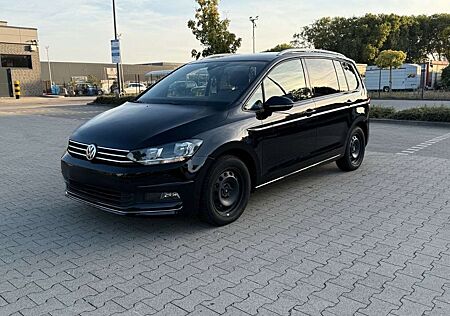 VW Touran Volkswagen united