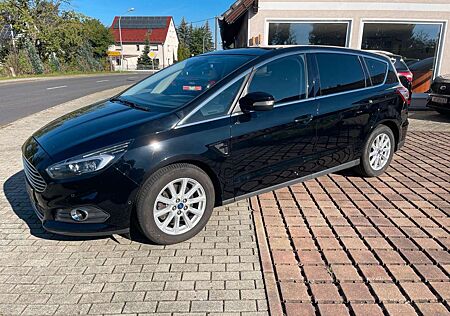 Ford S-Max Titanium AWD Modell 2016 mit LED