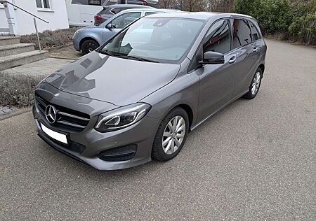 Mercedes-Benz B 180 Voll-LED Scheckheft Vollleder-Ausstattung