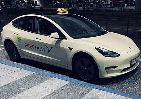 Tesla Model 3 Stand mit Taxi Konzession Hamburg