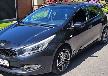 Kia Cee'd Ceed / 1.6 CRDi 128 Dream Team Edition