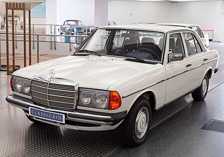 Mercedes-Benz 200 (W123)
