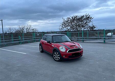 Mini Cooper S Chilli Paket, AC, 8 fach bereift, Panorama Dach