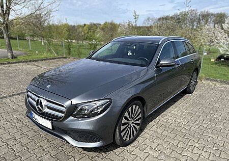 Mercedes-Benz E 220 *Avantgarde*LED*Navi*Kamera*Teil-Leder*Alarmanlage