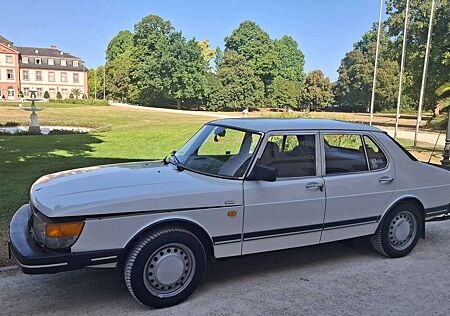 Saab 900 Sedan