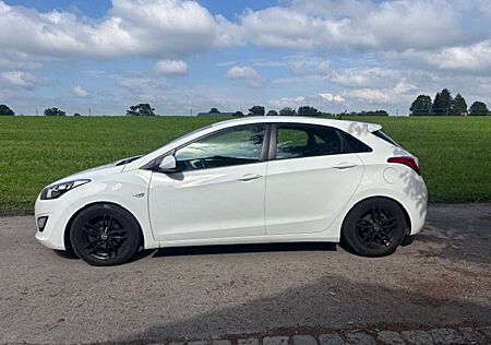 Hyundai i30 blue 1.6 CRDi Trend