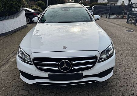 Mercedes-Benz E 300 de MULTIBEAM PANORAMA BURMESTER COMAND+HUD