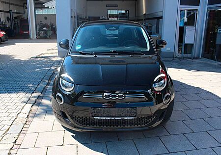 Fiat 500E Action