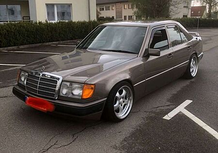 Mercedes-Benz E 230