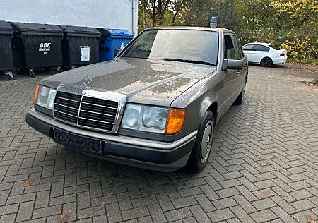 Mercedes-Benz E 230 E-Klasse / Oldtimer/ Automatik / Schiebedach