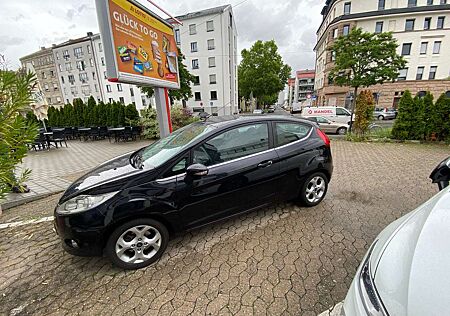Ford Fiesta 3-Türer 1.25 Titanium 8-Fach-Bereift