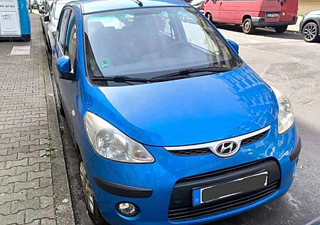 Hyundai i10 reizender und treuer in metallic blau